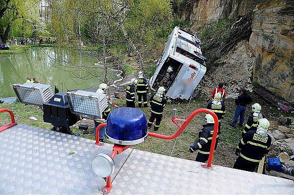 Autobus převážející zákazníky do nákupního centra Globus na pražském Zličíně spadl 18. dubna ze srázu.