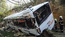 Autobus převážející zákazníky do nákupního centra Globus na pražském Zličíně spadl 18. dubna ze srázu.