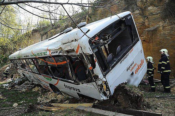 Autobus převážející zákazníky do nákupního centra Globus na pražském Zličíně spadl 18. dubna ze srázu.