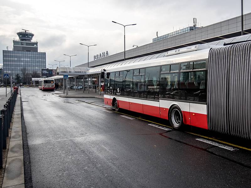 Autobus MHD před budou Letiště Václava Havla 19. listopadu v Praze.