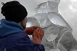 Ledové sochy s tématikou komiksových postav na střeše Galerie Harfa.