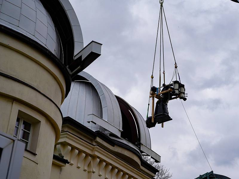 Z demontáže největšího dalekohledu Štefánikovy hvězdárny na pražském Petříně kvůli renovaci přístroje v německé Jeně.