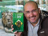 Ředitel Zoo Praha Miroslav Bobek s knihou Trojský lev.