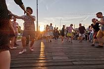 Užijte si na Vítězném náměstí Letní swingovou tančírnu.
