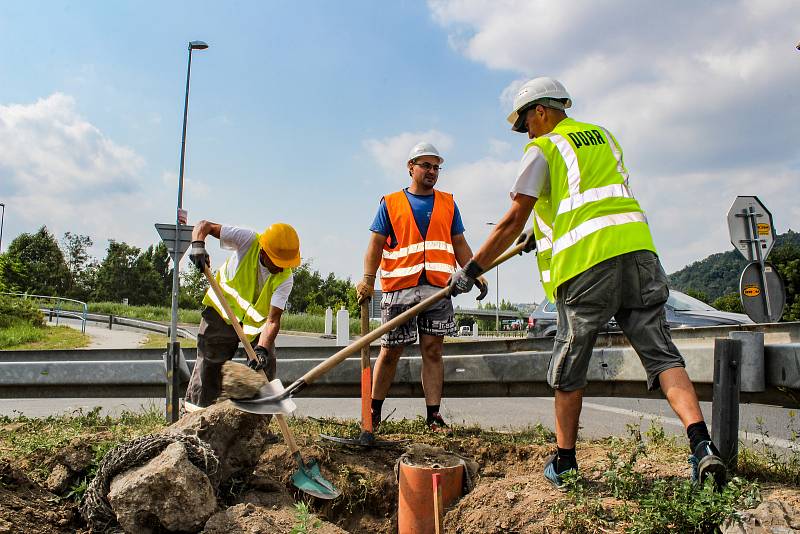 Další etapa rozšíření komunikace Strakonická, tentokrát v úseku od nadjezdu mimoúrovňové křižovatky ulice Mezichuchelská po autobusovou zastávku Malá Chuchle. Práce jsou plánovány do konce listopadu tohoto roku.