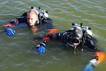 Potápěči pražských hasičů vylovili z Hostivařské přehrady utonulého muže.