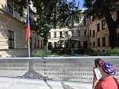 Instalace Dívka s kolem na památku nejmladší zavražděné oběti německého teroru během druhé světové války, čtrnáctileté Jindřišky Novákové, byla odhalena 4. září před ZŠ B. Hrabala v Praze.