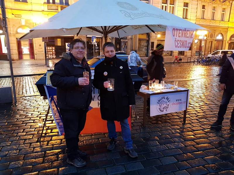 Protest proti protiepidemickým opatřením - Sídlo Úřadu vlády v Praze propojil 3. ledna 2021 se Staroměstským náměstím řetězec z půllitrů a skleniček se svíčkami na protest proti protiepidemickým opatřením vlády.