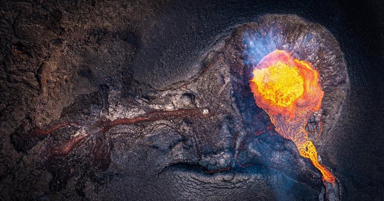 Cestovatel a fotograf Jan Březina vás v rámci seriálu Kolem světa zavede za soptícími vulkány na Island.