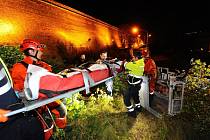 Muž spadl z hradeb Vyšehradu, zachraňovali ho hasiči.