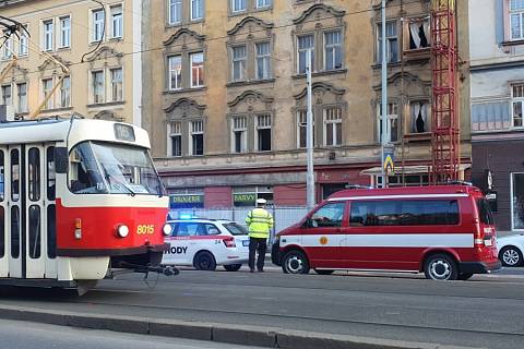 Tragická nehoda se stala v Plzeňské ulici v Praze 5 kolem půl čtvrté odpoledne. Tramvaj zde srazila ženu, tu náraz odmrštil do silnice, kde ji následně srazilo auto a ujelo.