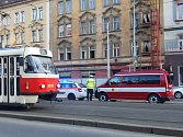 Tragická nehoda se stala v Plzeňské ulici v Praze 5 kolem půl čtvrté odpoledne. Tramvaj zde srazila ženu, tu náraz odmrštil do silnice, kde ji následně srazilo auto a ujelo.