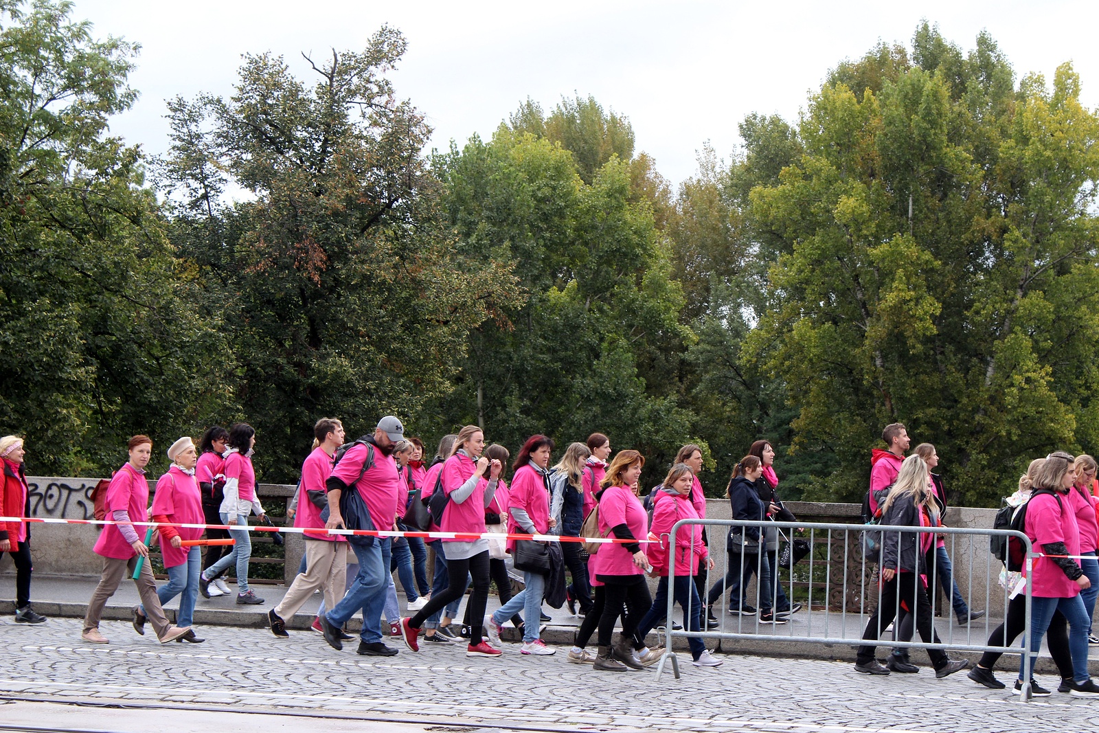 Tisíce lidí vyjádřily Avon pochodem podporu pacientkám s rakovinou prsu -  Pražský deník