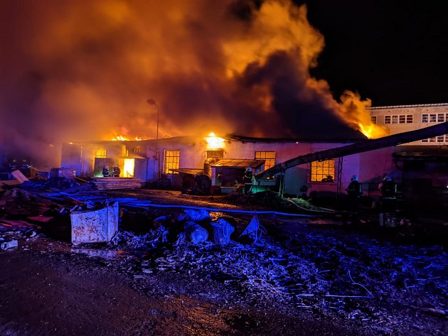 V Čelákovicích hoří hala se dřevem. Na místě zasahuje stovka hasičů