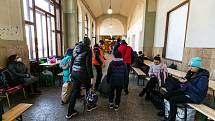 Dobrovolníci na pomoc uprchlíkům z Ukrajiny na Hlavním nádraží v Praze.