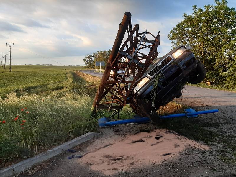 Havárie osobního automobilu u obce Pátek.