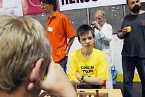 ČESKÁ JEDNIČKA. David Navara (ve žlutém tričku) se utká s exmistrem světa Vladimirem Kramnikem. Zatím jediné vzájemné utkání skončilo remízou.