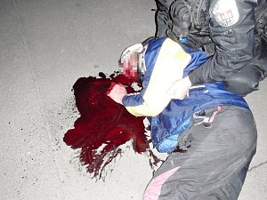 Muž ležící na chodníku v tratolišti krve v Soběslavské ulici v Praze.