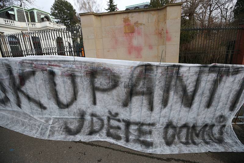 Demonstrace u ruské ambasády v Korunovační ulici v Praze.