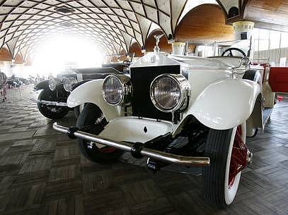 Bílý Rollsroyce z roku 1927 na výstavě historických vozidel Retro Prague 2007, která se uskutečnila 14. července na Výstavišti v Praze.