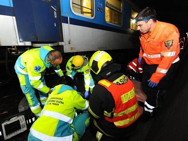 Záchrana muže sraženého vlakem uprostřed železničního tunelu na Žižkově.