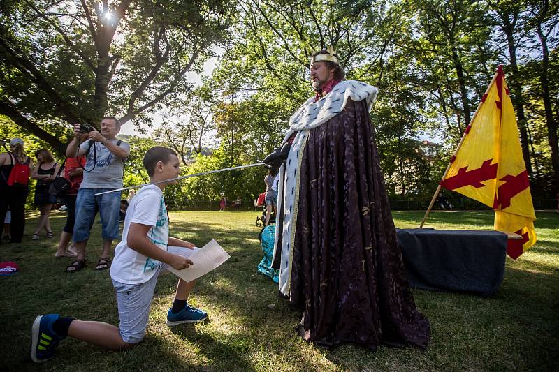 Zábavné odpoledne Karel IV - Dětské hraní v pražském parku Kampa.