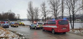 Záchranáři bojovali o život muže, který spadl z Trojského mostu do Vltavy.