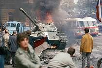 Na Vinohradské třídě před budovou Československého rozhlasu se podařilo demonstrujícím zapálit tank.