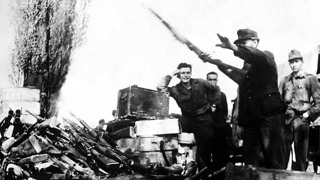 Pražské povstání – Na začátku povstání měli povstalci málo zbraní, ale díky některým německým jednotkám, které neviděly důvod k boji, získali potřebné pušky a samopaly k boji s fanatickými nacisty.