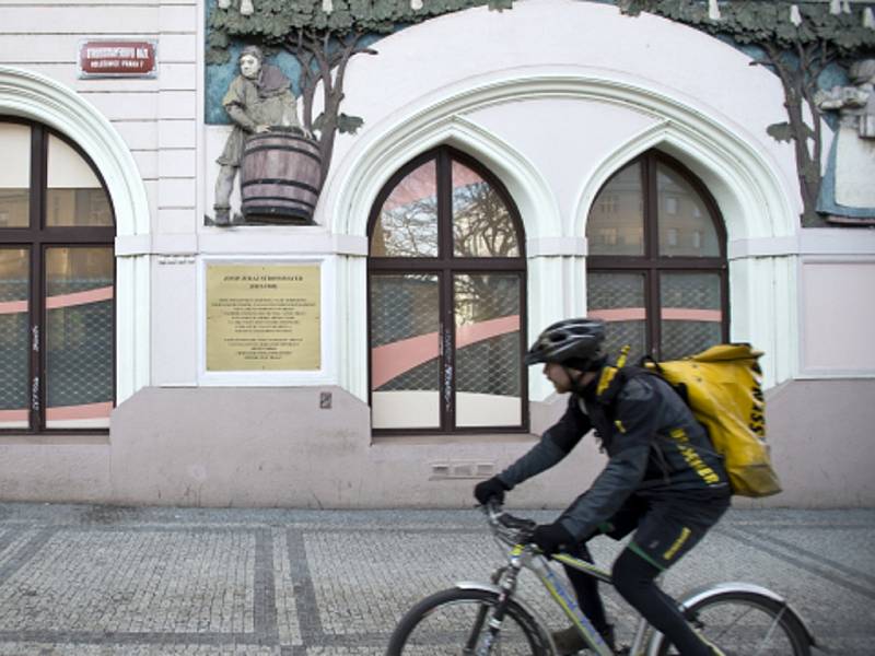 Pamětní desku chorvatskému biskupovi a buditeli Josipu Juraji Strossmayerovi.