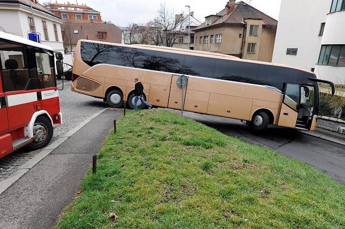 Autobus se zasekl v prudké zatáčce ve svahu, přičemž hrozilo, že jakékoli další pokusy o manévry s nakloněným rozměrným strojem by mohly skončit v lepším případě střetem s dopravní značkou, v tom horším pak i převrácením.