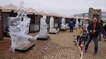 Olympijské ledové sochy na střeše Galerie Harfa v Praze.