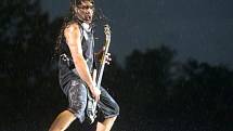Robert Trujillo z americké metalové skupiny Metallica, která v průtrži mračen vystoupila v úterý 8. července 2014 v Praze na festivalu Aerodrome.
