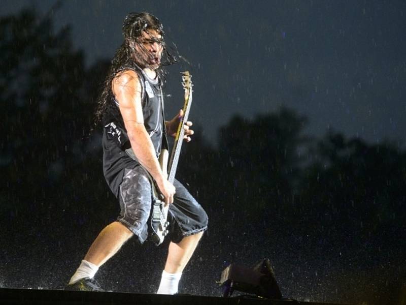 Robert Trujillo z americké metalové skupiny Metallica, která v průtrži mračen vystoupila v úterý 8. července 2014 v Praze na festivalu Aerodrome.