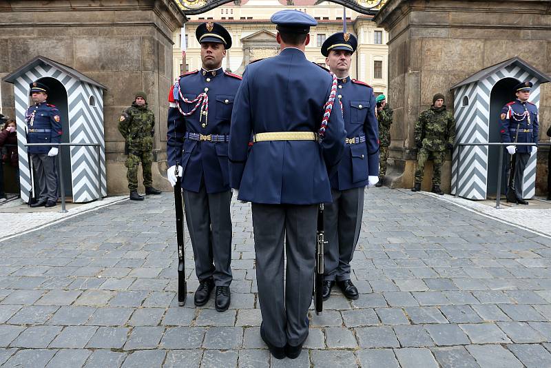 Slavnostní střídání Hradní stráže u příležitosti 103. výročí vzniku samostatného Československa.