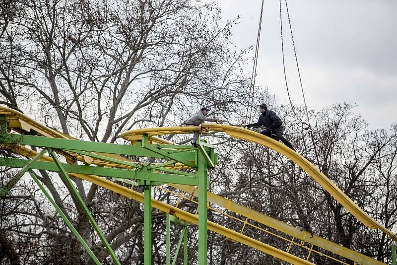 Přípravy a stavba atrakcí před zahájením Matějské pouti probíhaly 20. února na Výstavišti v Praze.