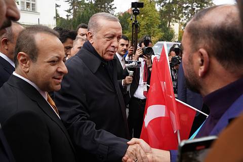 Z příjezdu prezidenta Recepa Tayyipa Erdogana k tureckému velvyslanectví v Praze.