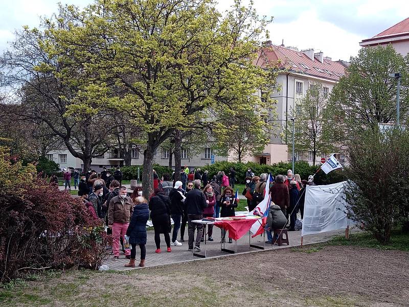 Na náměstí Interbrigády v Praze, kde stával pomník sovětského maršala Koněva, se potkali sympatizanti i odpůrci současného Ruska.