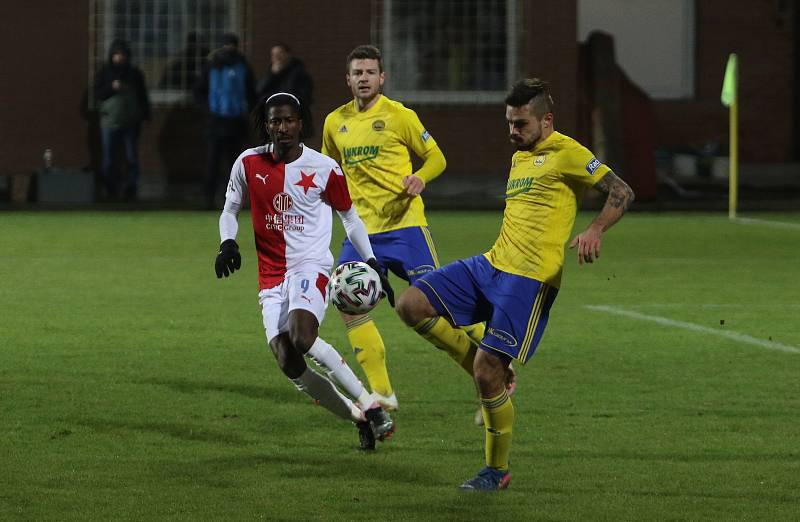 Fotbalisté Zlína (ve žlutých dresech) ve středeční dohrávce 12. kola FORTUNA:LIGY prohráli s pražskou Slavií