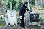 Policisté hlídkovali na Olšanských hřbitovech