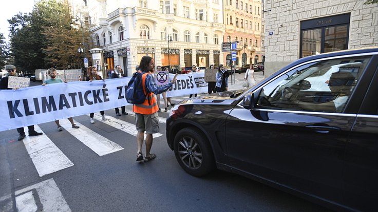 Členové hnutí Extinction Rebellion 4. září 2019 zhruba v 9 hodin zablokovali pražskou Pařížskou ulici na křižovatce se Širokou ulicí.