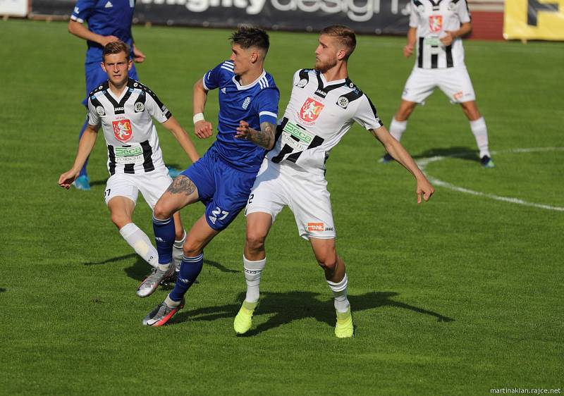 Fotbalista Tomáš Čvančara (v modrém).