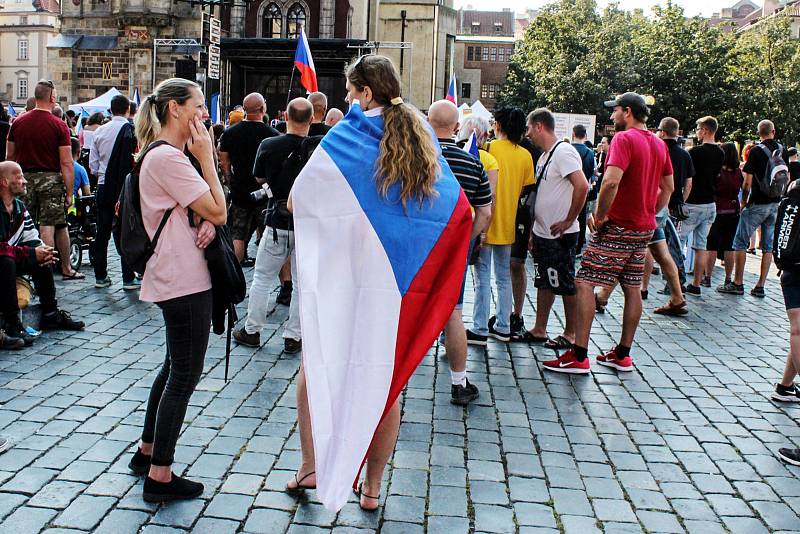 Demonstrace na Staroměstském náměstí za návrat do škol bez omezení.