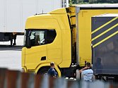 V kamionu převážejícím melouny přicestovalo do pražských Řeporyjí pět migrantů, z areálu utekli do polí.