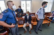 U Městského soudu v Praze začalo 23. září 2020 hlavní líčení v případu dvou mladíků viněných z vraždy partnerského páru z Prahy 6. Na snímku je  obžalovaný Jiří Nehyba (uprostřed) v soudní síni.