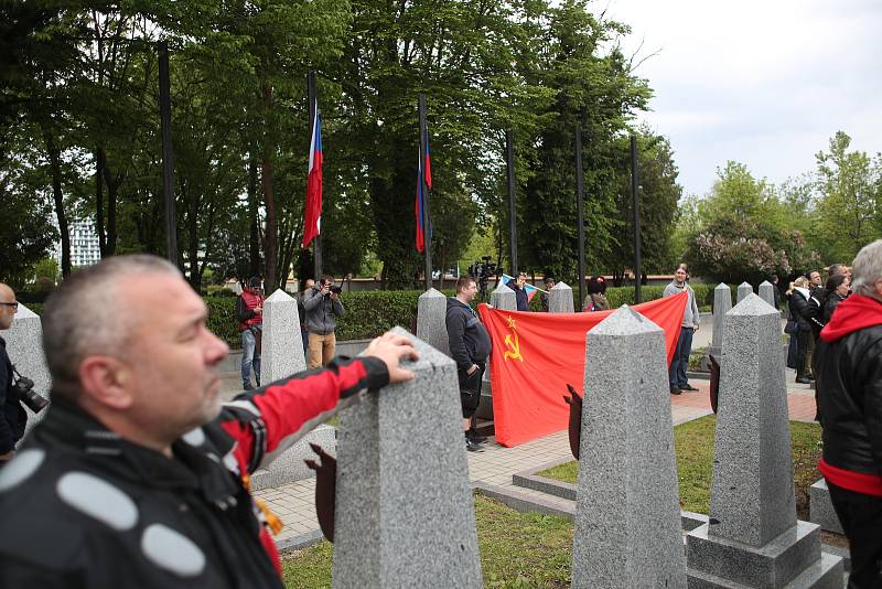 Do Prahy dorazili ruští motorkáři z klubu Noční vlci. Na Olšanských hřbitovech uctili sovětské vojáky padlé za druhé světové války.