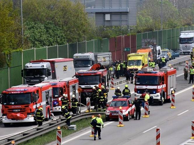 Při nehodě autobusu a kamionu s návěsem na Pražském okruhu došlo k velkému požáru a zemřel člověk.