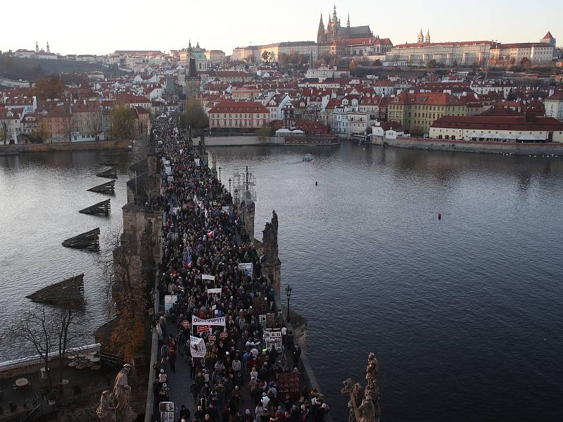 Protestní pochod Prahou proti premiérovi Andreji Babišovi (ANO) se konal 17. listopadu. Na snímku prochází přes Karlův most.