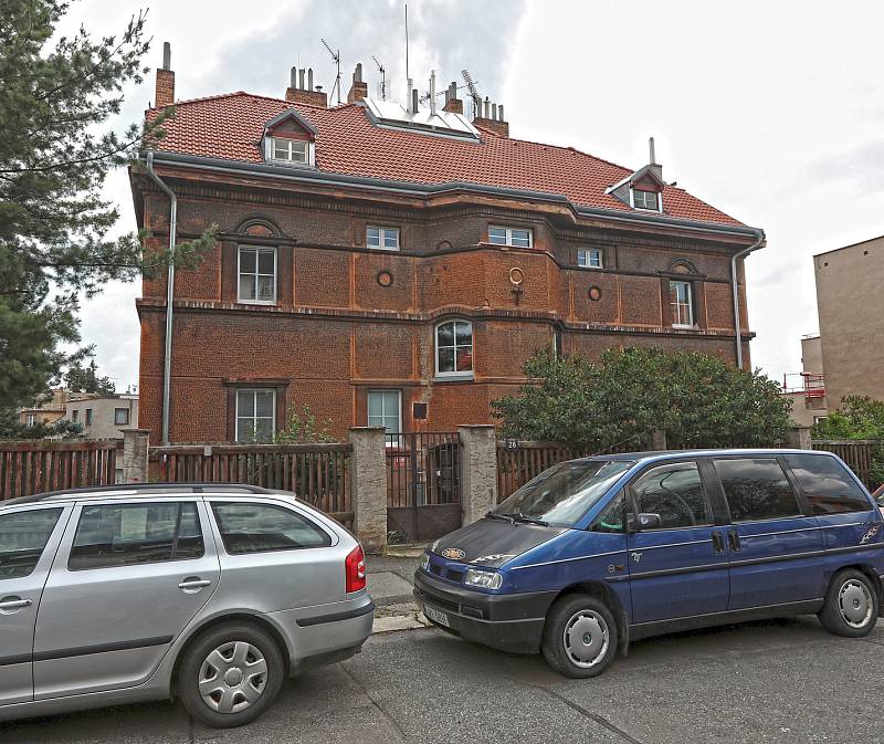 Vila v ulici Na Cihlářce č. 1395 se prodala za 42 000 000,- Kč.