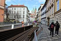 Oprava tramvajové trati na Malé Straně v Praze.